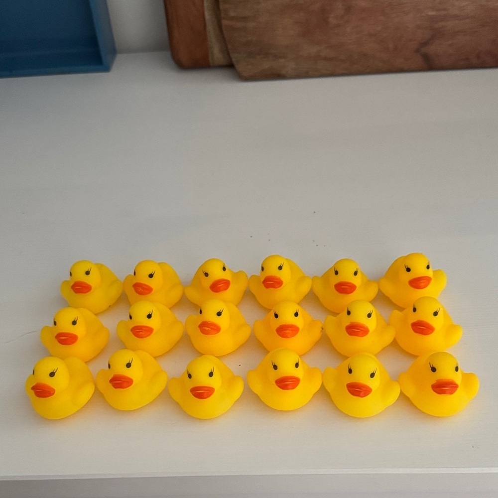 Set of Yellow Rubber Duckies (18)